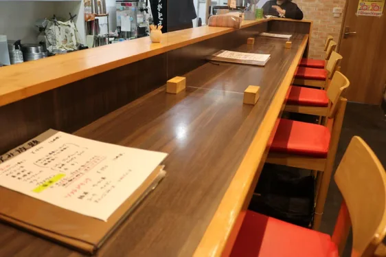 奏のカウンター席